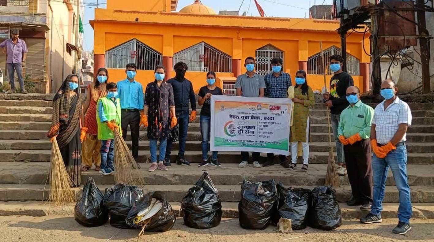 अजनाल नदी पर किया श्रमदान