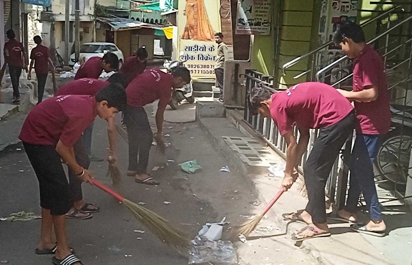 शहर के विभिन्न स्थानों पर लगाई झाडू