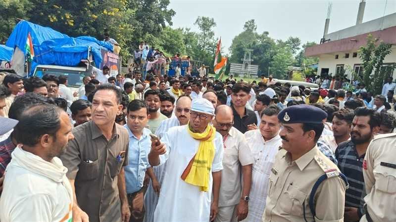 संविधान बचाओ – लोकतंत्र बचाओ यात्रा को पुलिस ने लांबाखेड़ा में रोका