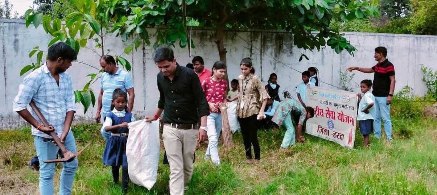 एलबीएस कॉलेज विद्यार्थियों ने किया श्रमदान  