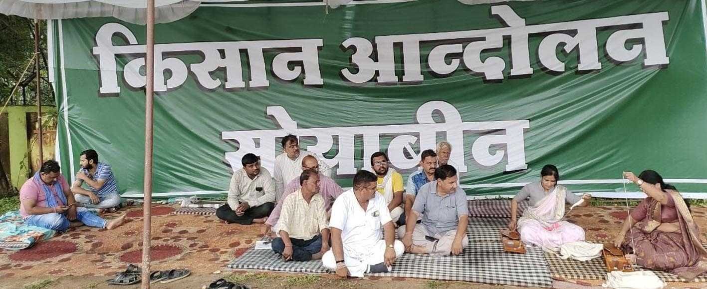 धरना-प्रदर्शन का चौथा दिन, किसानों ने ….    गांधी का चरखा चलाकर आंदोलन को दिया बल  