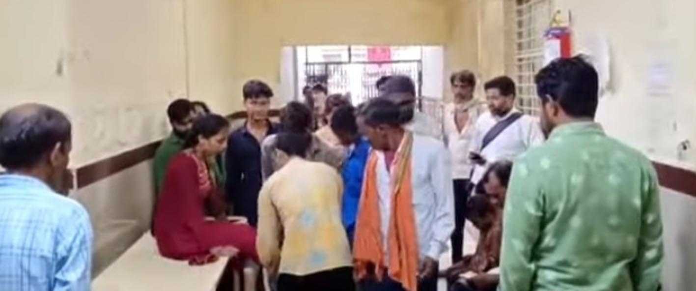 हादसा….  बस पलटी ! एक दर्जन से ज्यादा यात्री घायल