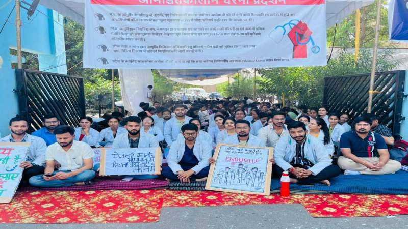 आयुष डाक्टरों ने भूख हड़ताल जारी, निकाला कैंडल मार्च