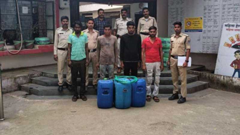 खातेगांव क्षेत्र में खड़े वाहनों से चुराते थे डीजल,चार आरोपित गिरफ्तार
