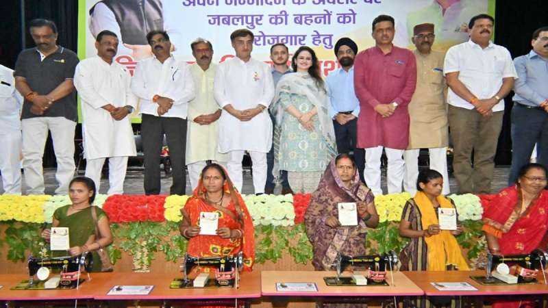 राज्यसभा सदस्‍य विवेक कृष्ण तन्खा बोले- कांग्रेस आई तो महिलाओं को देंगे रोजगार