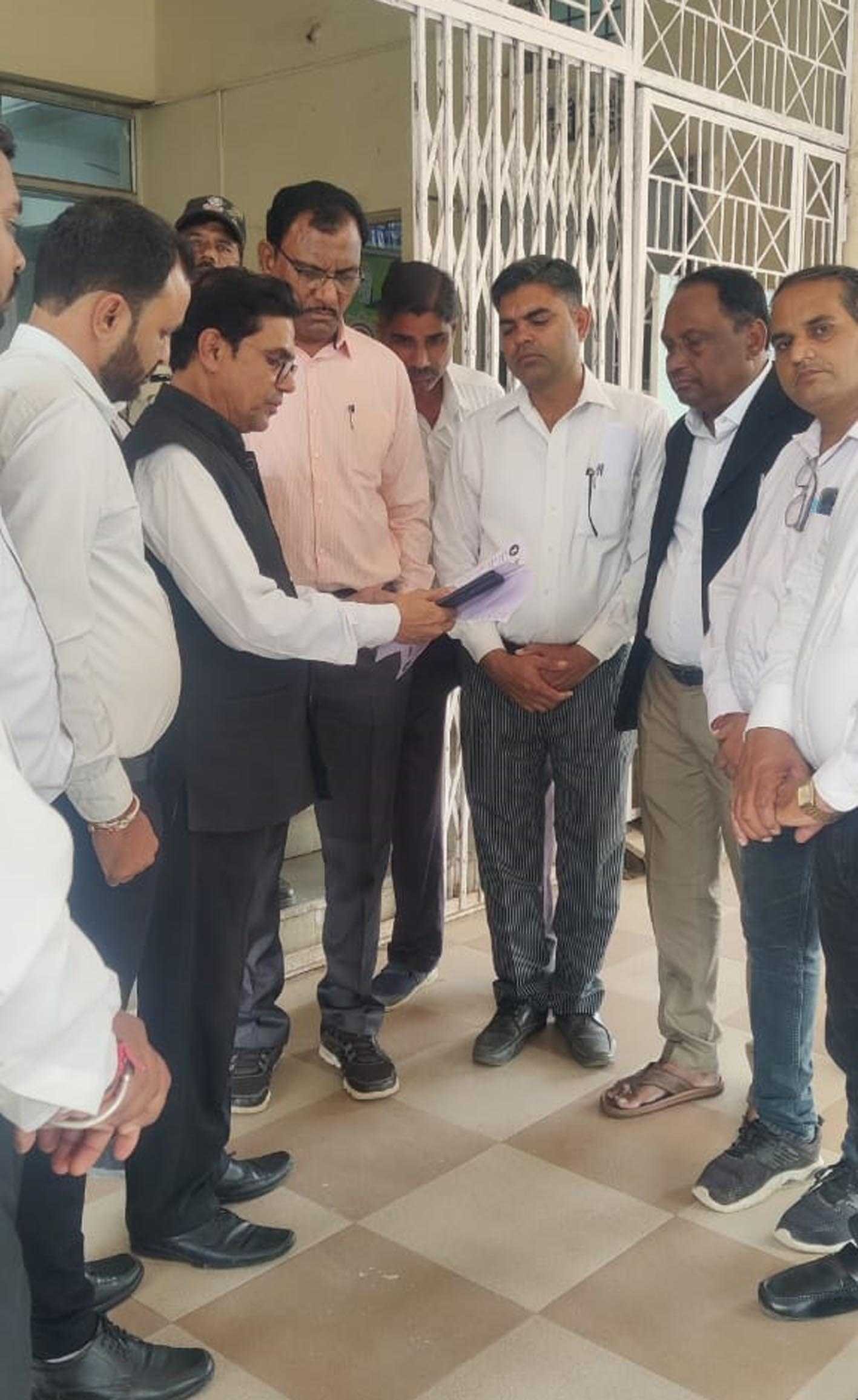 दोषियों के खिलाफ कार्यवाही करने की मांग