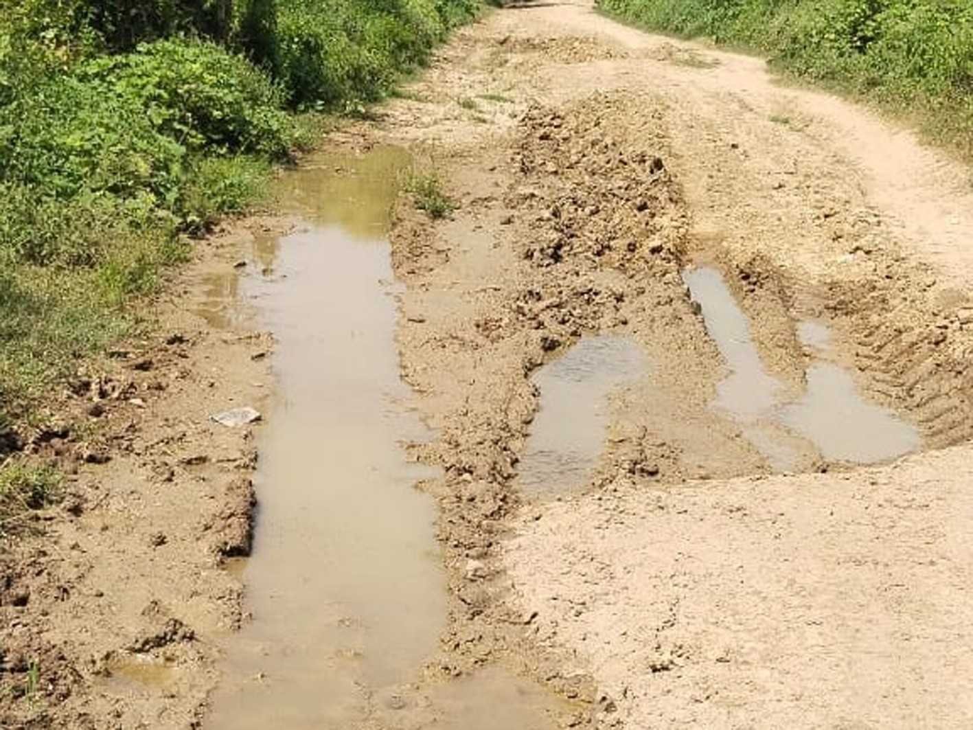 विडंबना….  सड़क के अधूरे टुकड़े से समस्या ओर गहराई
