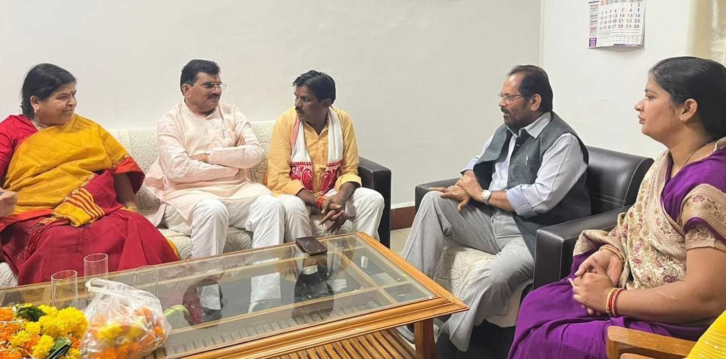 इंडिया गठबंधन की गठरी में जितने छेद हैं उससे ज्यादा उनके नेताओं में मतभेद : नकवी
