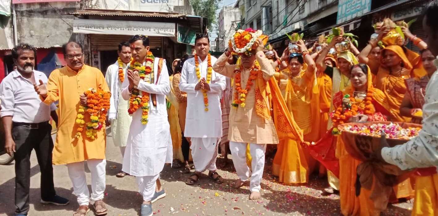 कथा के शुभारंभ पर निकाली कलश यात्रा  