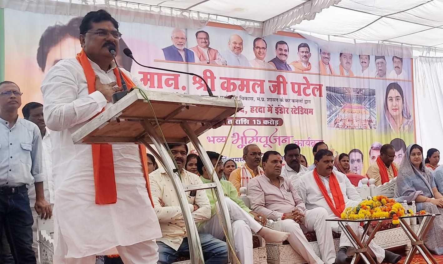 कृषि मंत्री ने इंडोर स्टेडियम के निर्माण का किया भूमिपूजन  