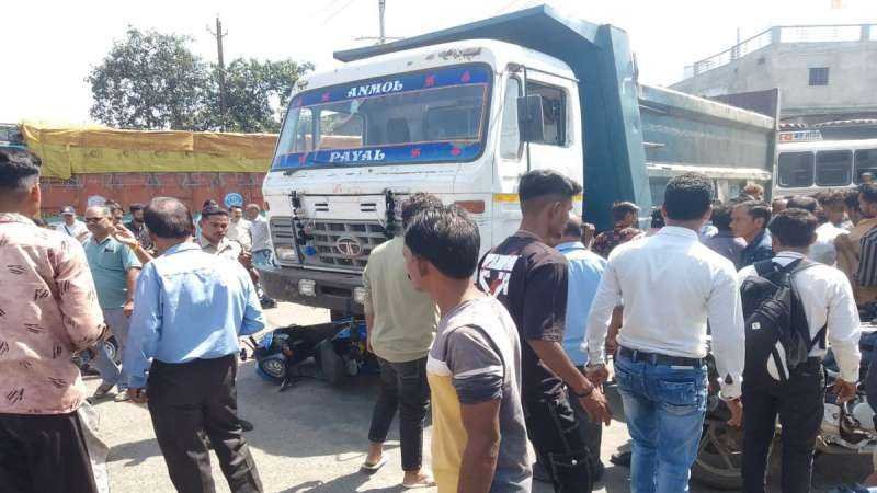 तेज रफ्तार डंपर ने स्कूटी से जा रही छात्रा को रौंदा, मौके पर मौत