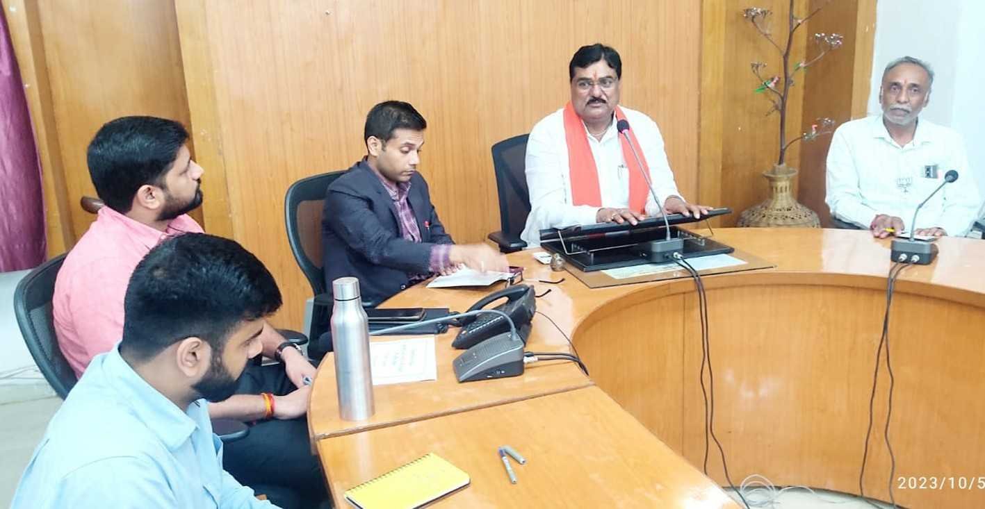 कृषि मंत्री ने विकास कार्यों की समीक्षा की