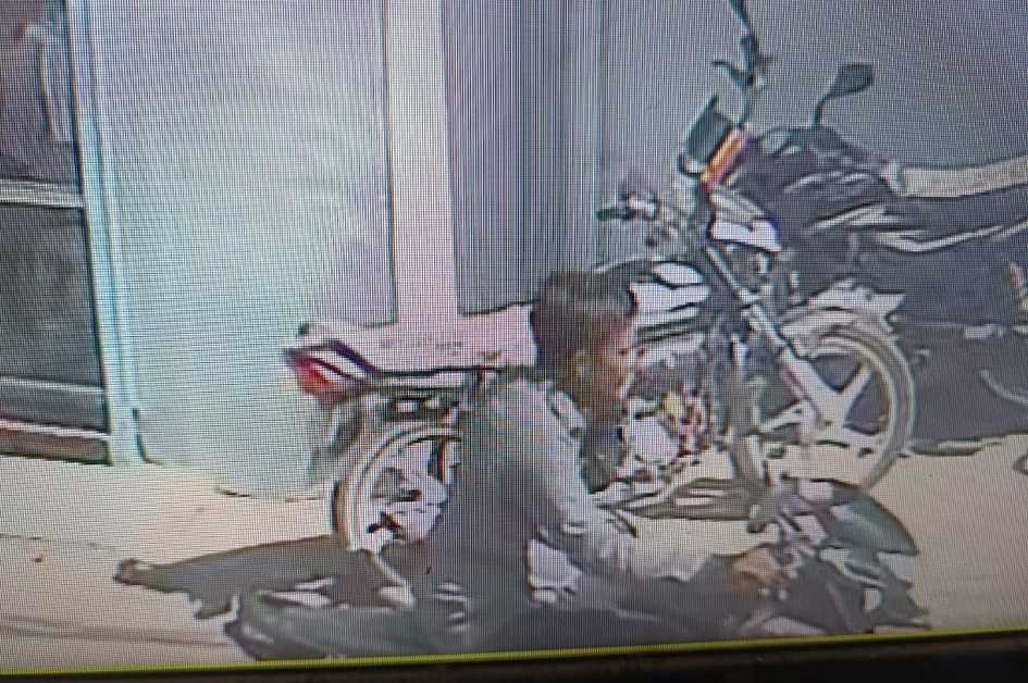दिनदहाड़े वारदात….  बच्चे को आगे कर एक लाख रूपये उड़ाए