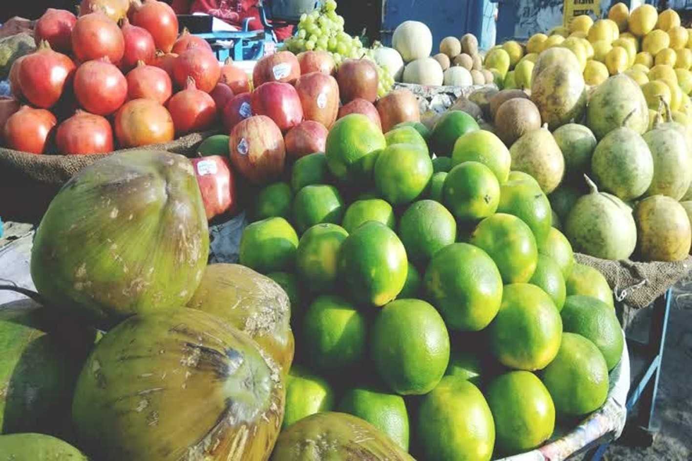 अब फलों ने तरेरी आंखें…  दाम उछलें ! अनार 300 के पार