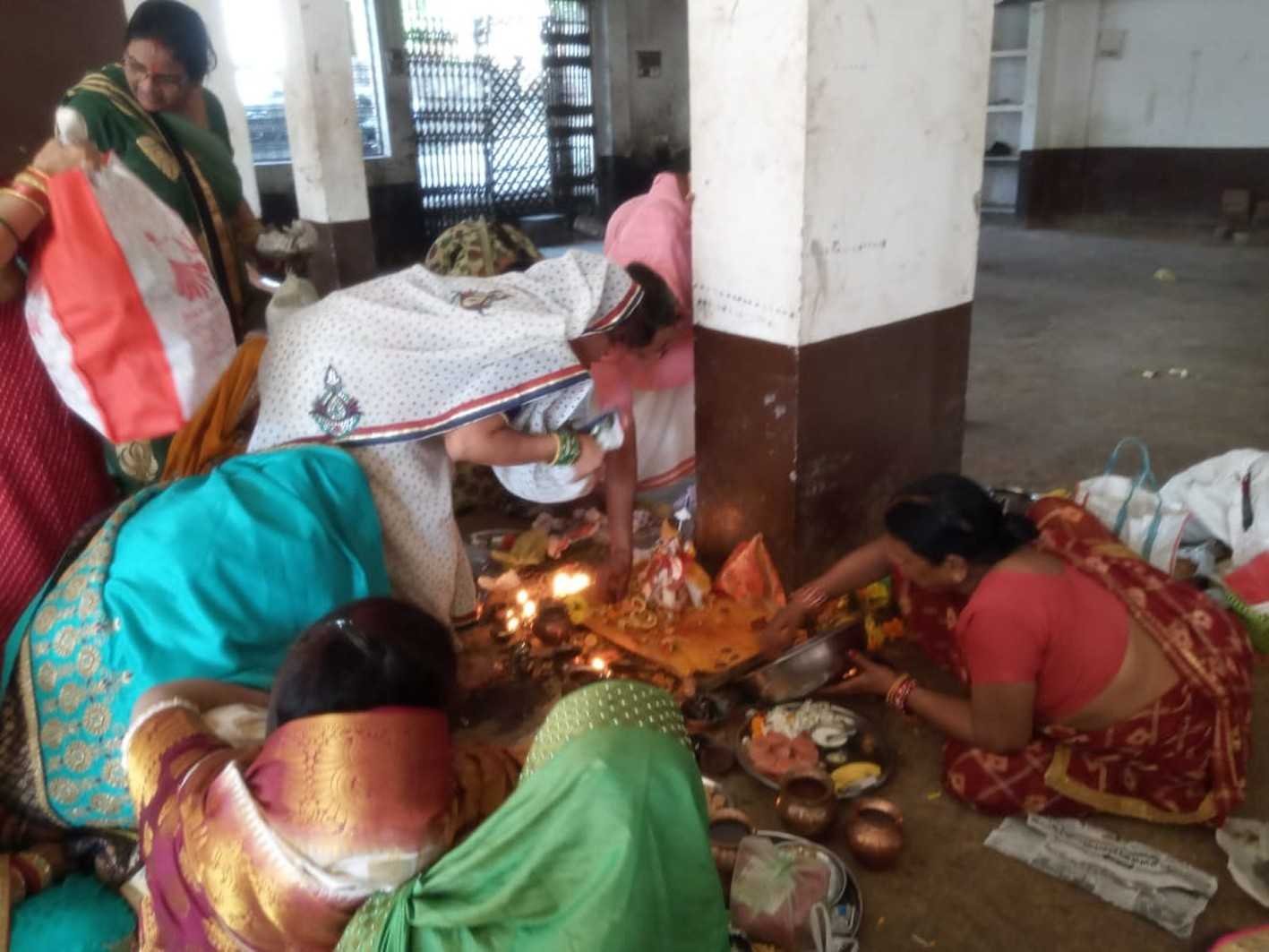 महिलाओं ने की महालक्ष्मी की पूजा