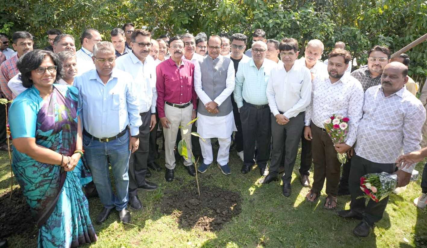 अपने स्टाफ के साथ सीएम ने खिंचवाई तस्वीर