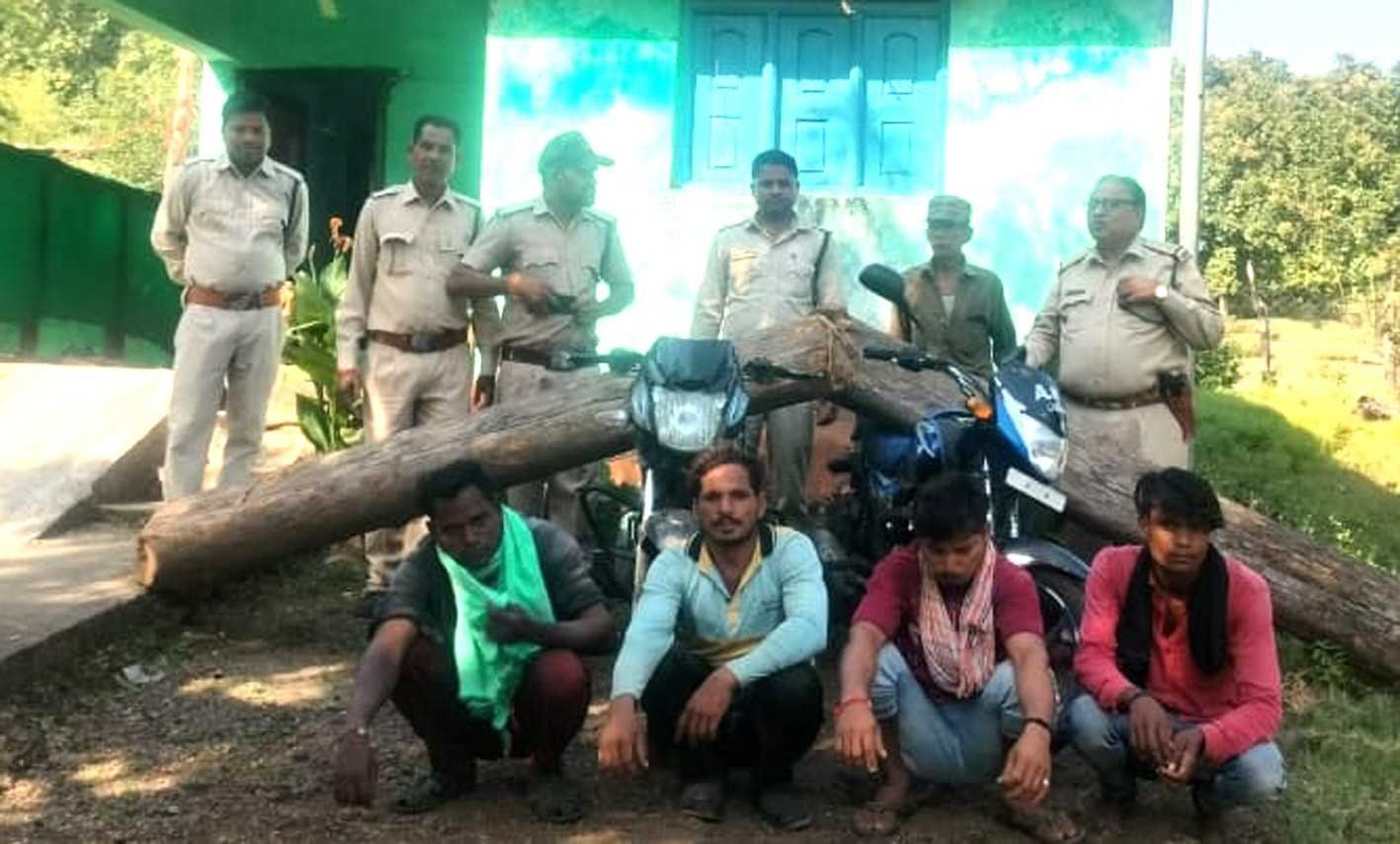 सागौन का अवैध परिवहन करते 4 गिरफ्तार