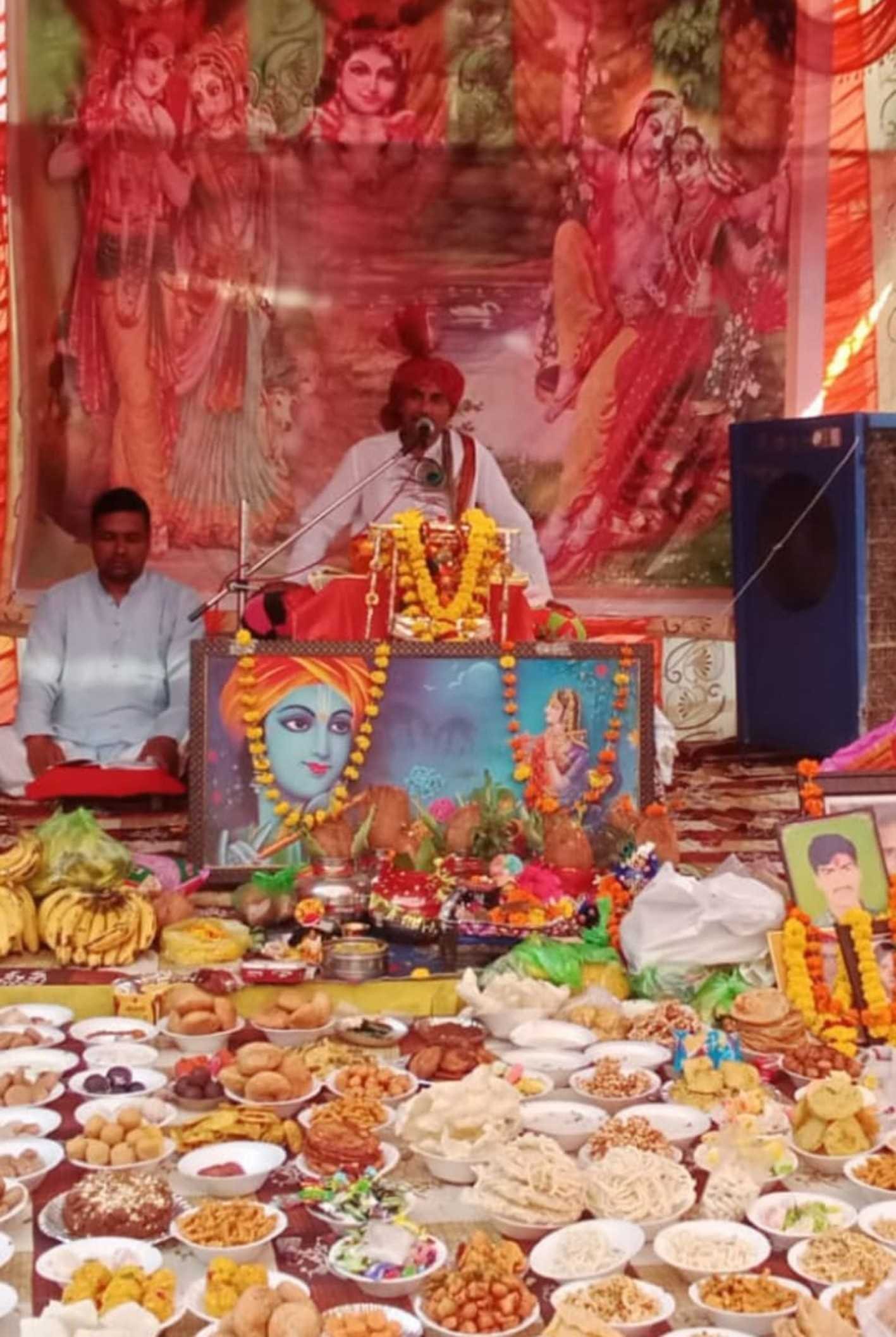श्रीकृष्ण को लगाए छप्पन भोग  