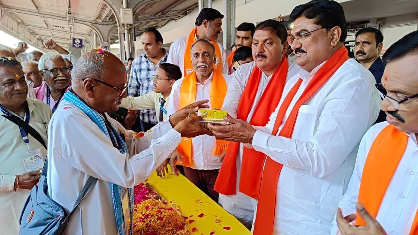 रामेश्वरम धाम की यात्रा पर रवाना हुए श्रद्धालु