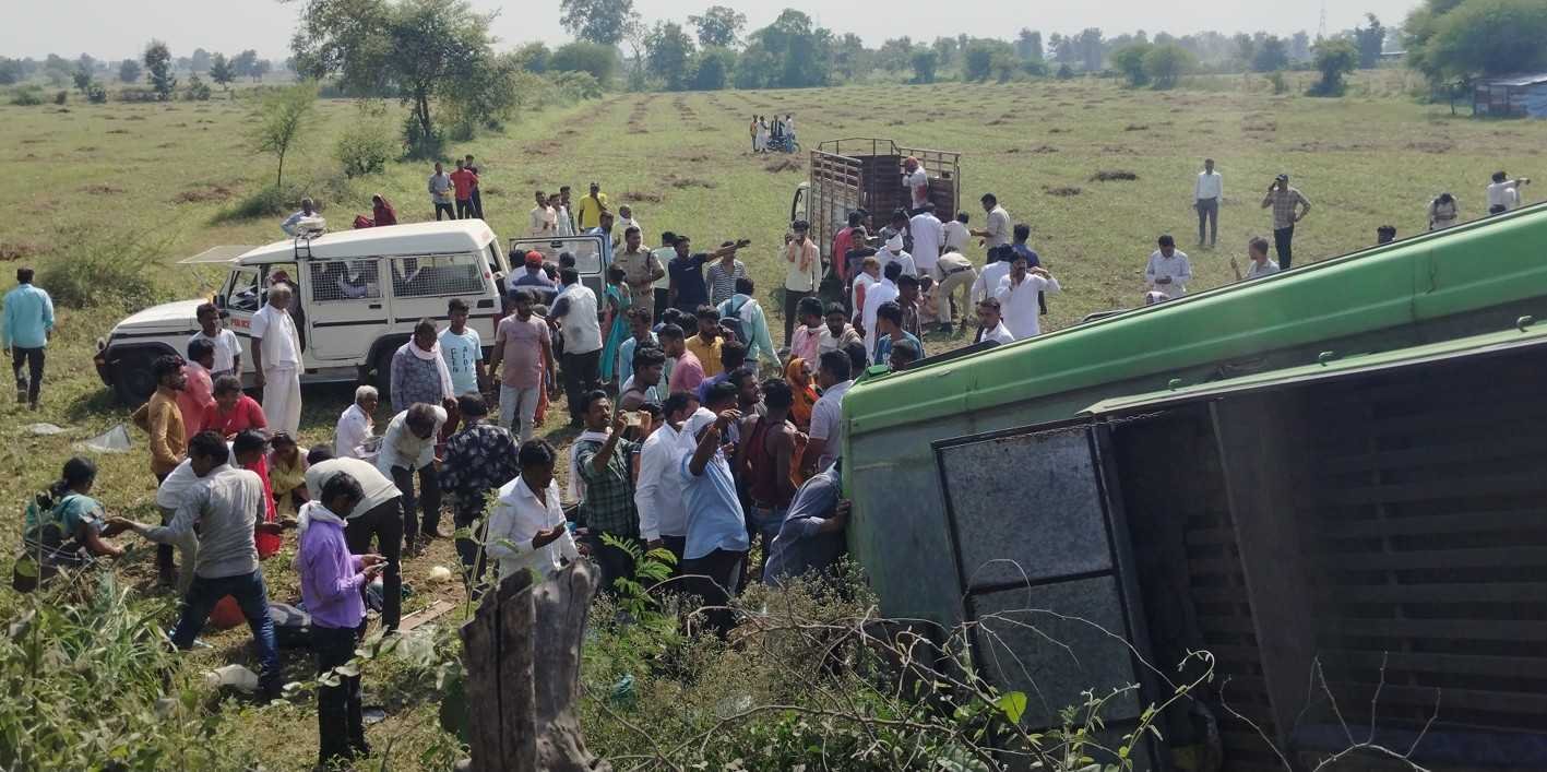 नदी के समीप यात्री बस पलटी, एक की मौत