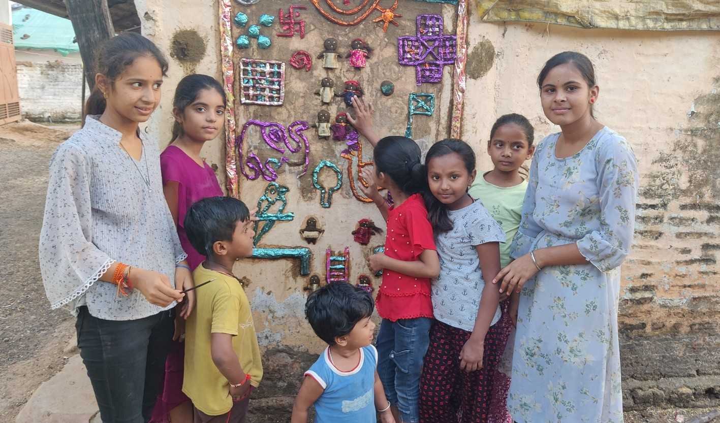 विलुप्त न हो जाए ‘संजा पर्व’…  इसलिए छोटी बहनों को सिखा रही ग्राम बीड़ की बहनें
