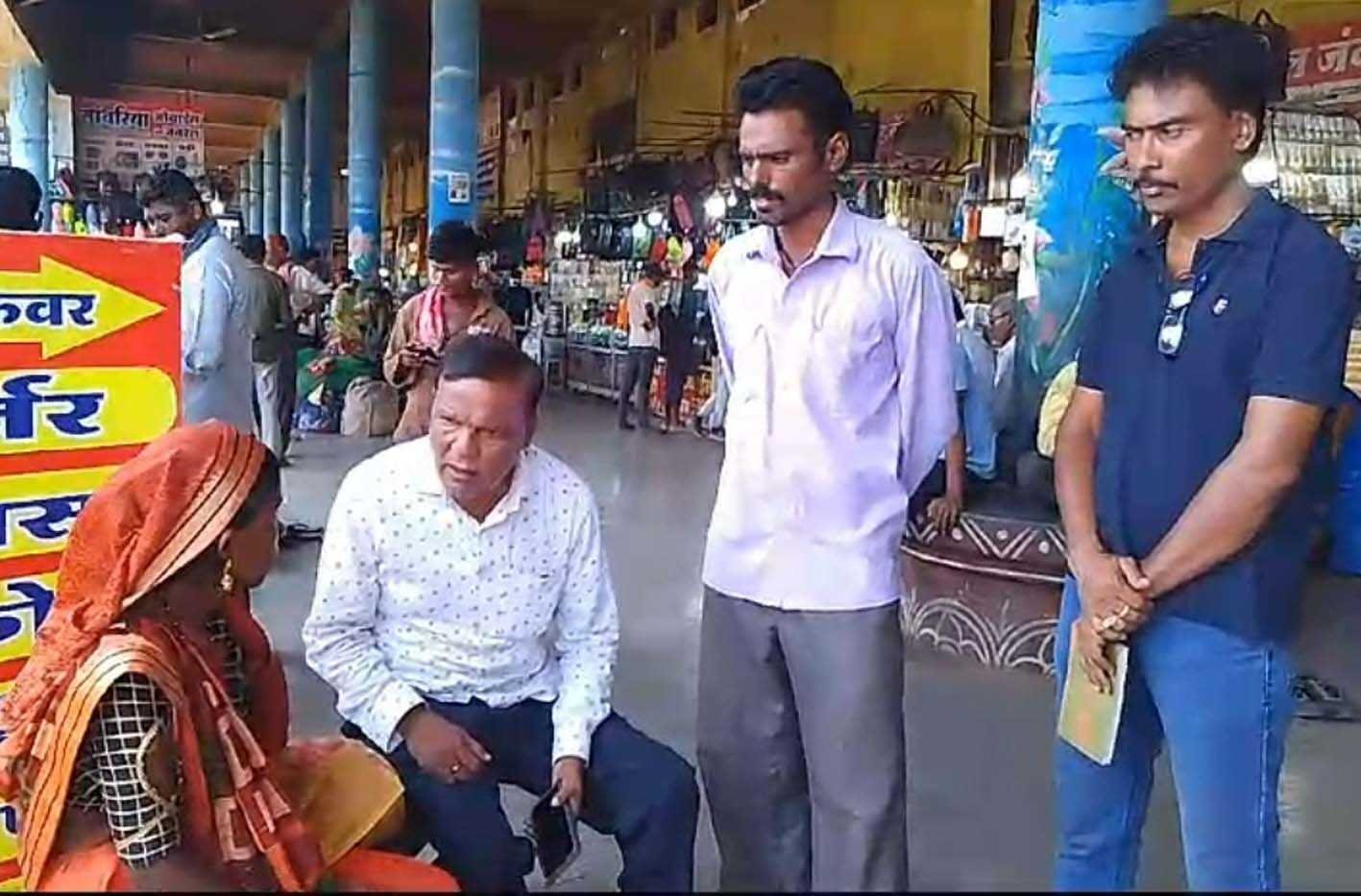 महिला को बस स्टैंड पर पति छोड़कर भागा