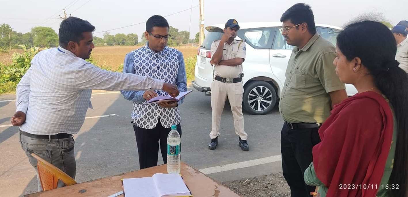 कलेक्टर ने दौरा कर निर्वाचन संबंधी व्यवस्थाएं देखीं