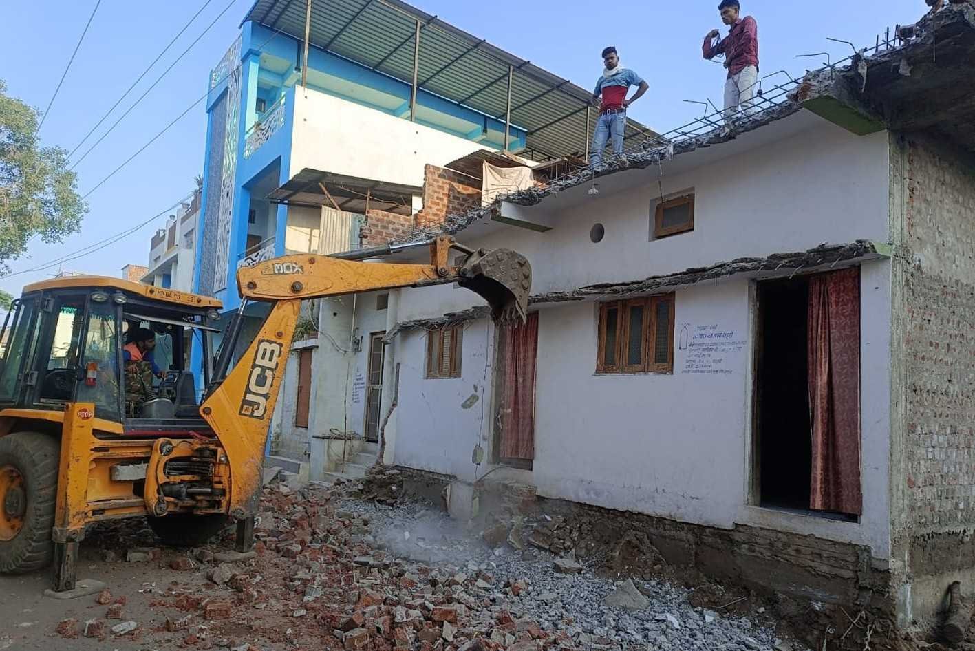 बुलडोजर से मुख्य आरोपी का मकान तोड़ा