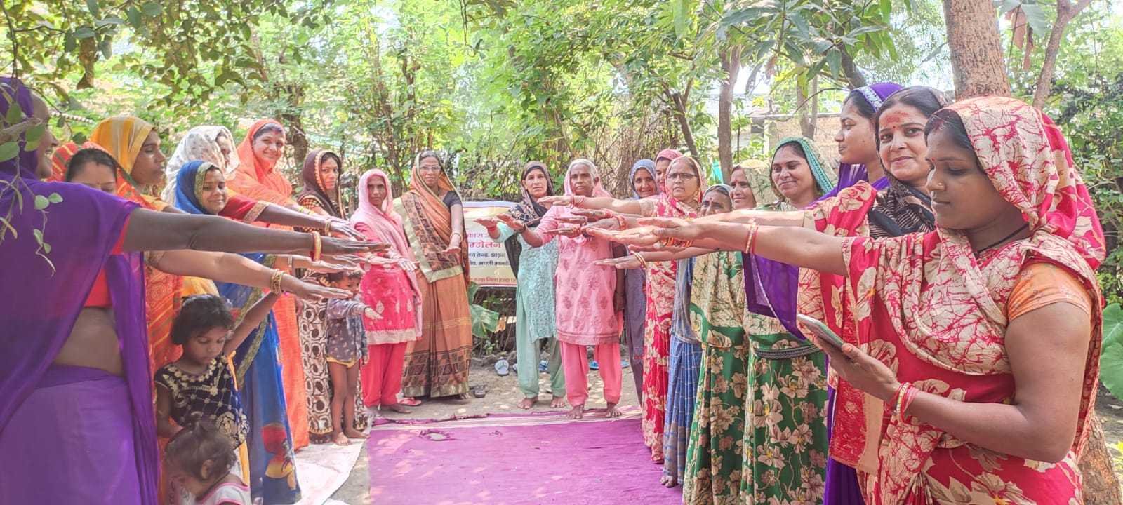 रांगोली बनाकर मतदाताओं से की मतदान की अपील