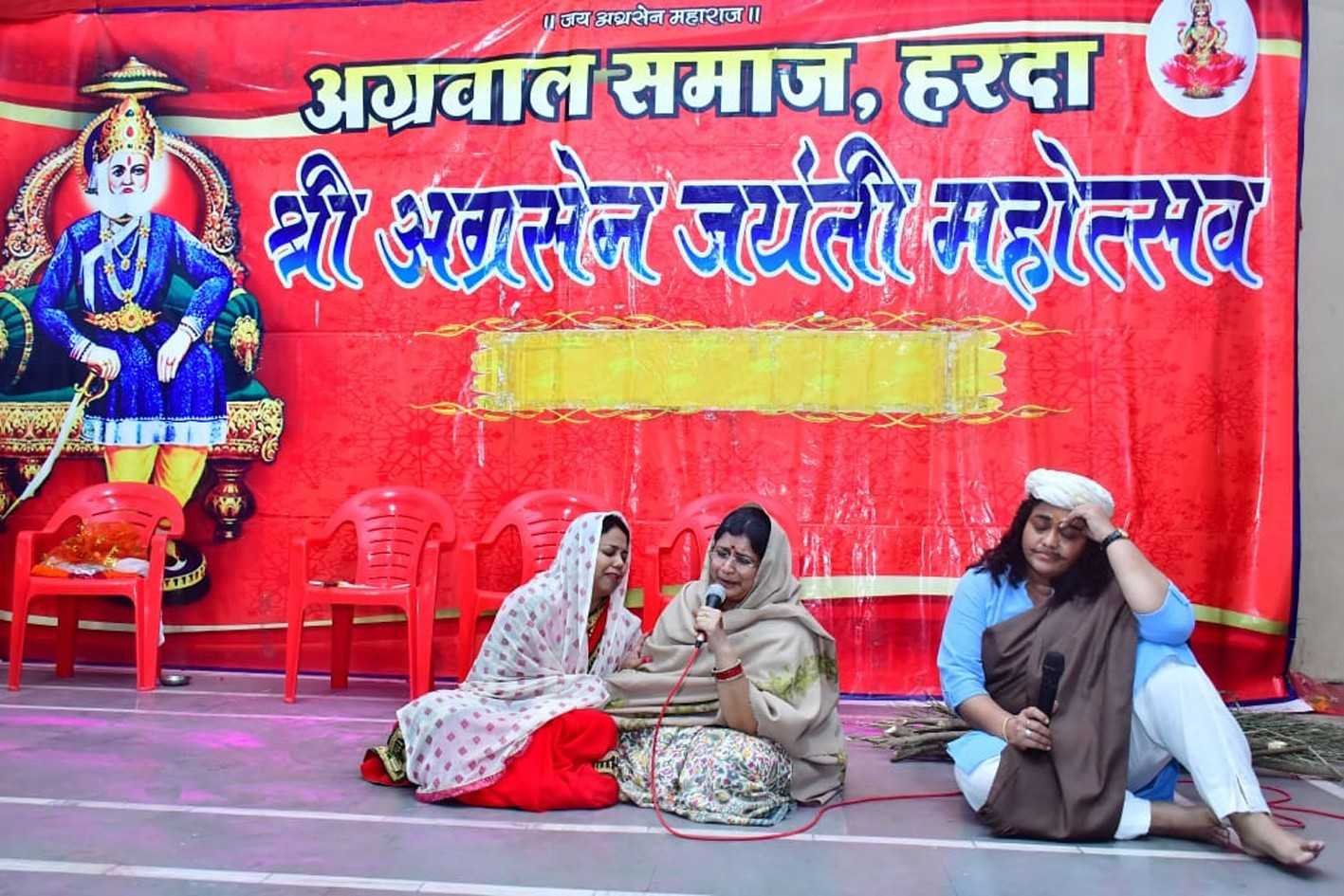 सांस्कृतिक पल….  बालिकाओं का कत्थक व महिलाओं ने किया नाट्य मंचन  