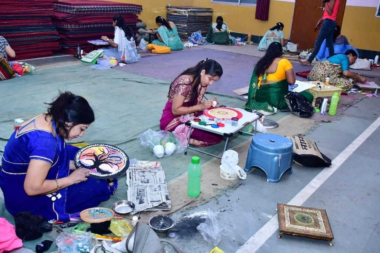 अग्रसेन महोत्सव…..  प्रतियोगिता के जरिये वेस्ट सामग्री की उपयोगिता पर जोर