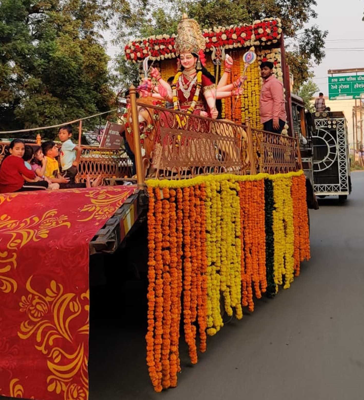 आराधना का पर्व प्रारंभ….  जयकारों से गूंजा शहर ! मंत्रोच्चार के साथ मातारानी की स्थापना