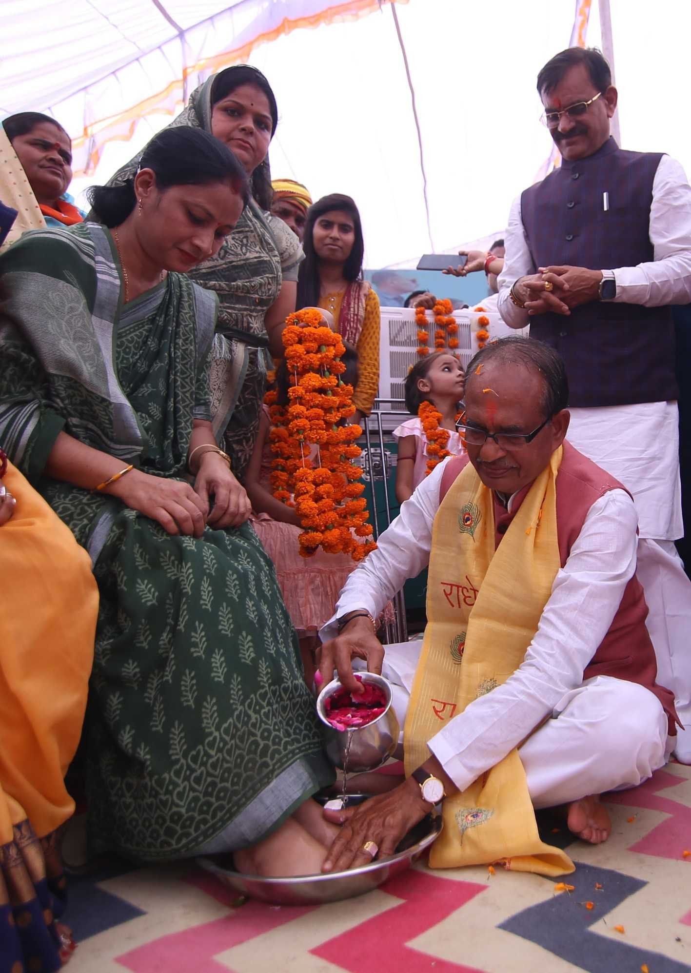 मां पीताम्बरा का आशिर्वाद लेकर मुख्यमंत्री ने किया चुनाव अभियान का श्रीगणेश