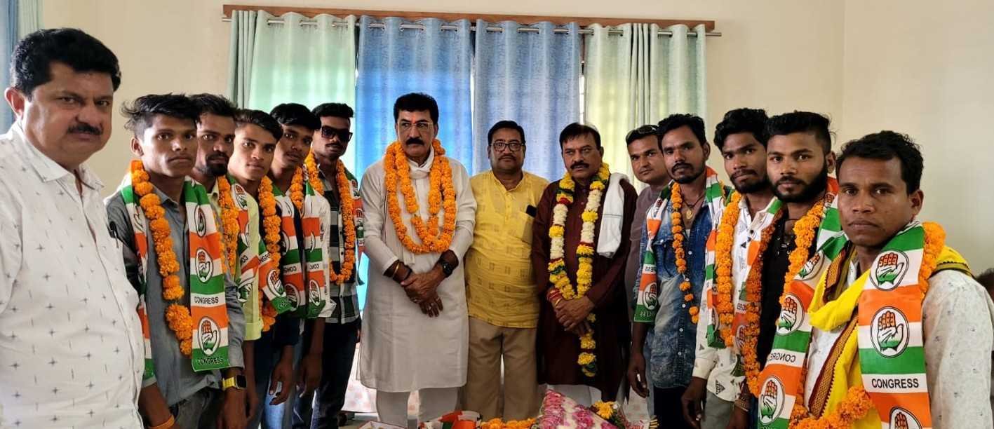 युवाओं ने कांग्रेस की सदस्यता ली