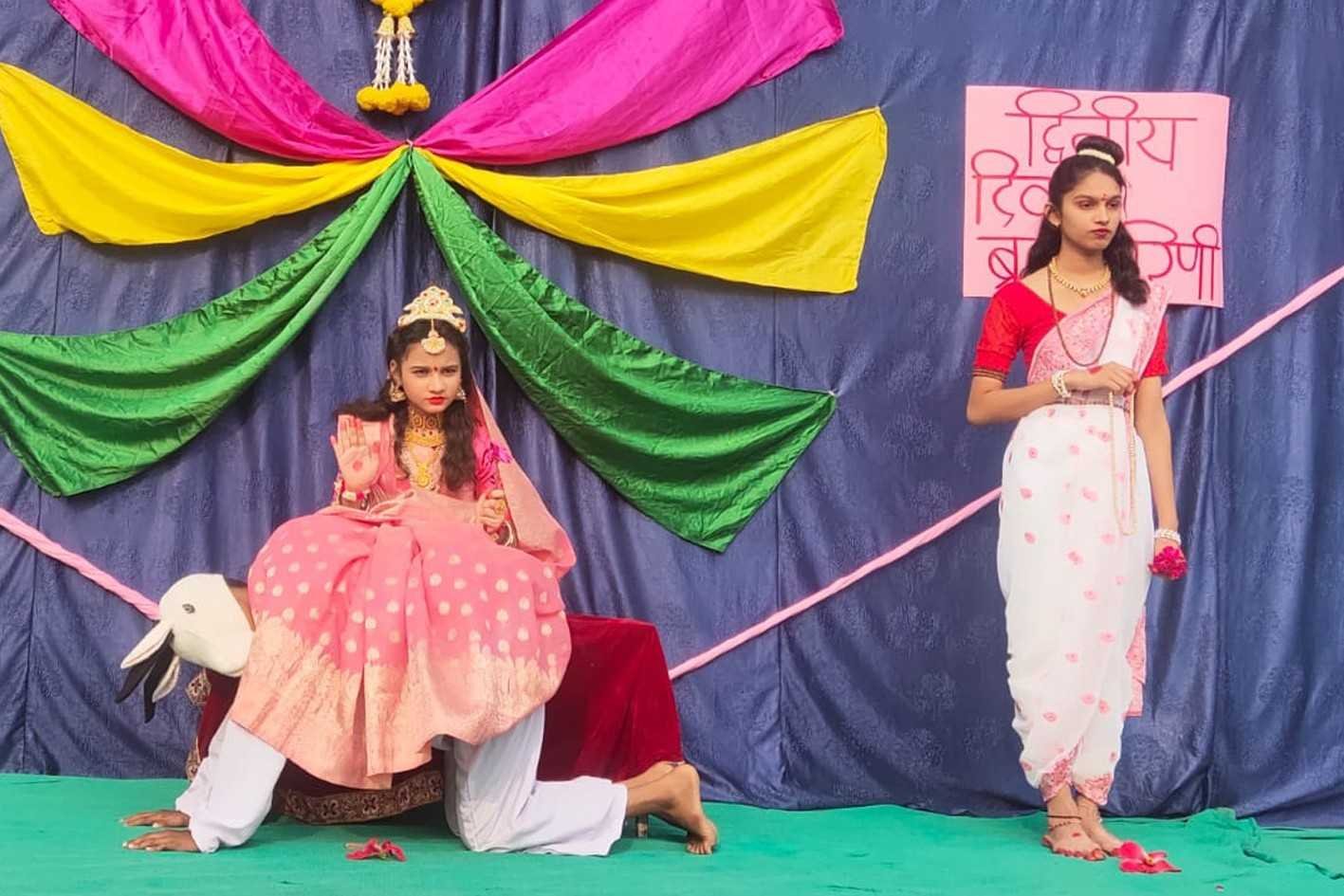 मां दुर्गा के स्वरूप में नजर आई महर्षि ज्ञानपीठ की छात्राएं  