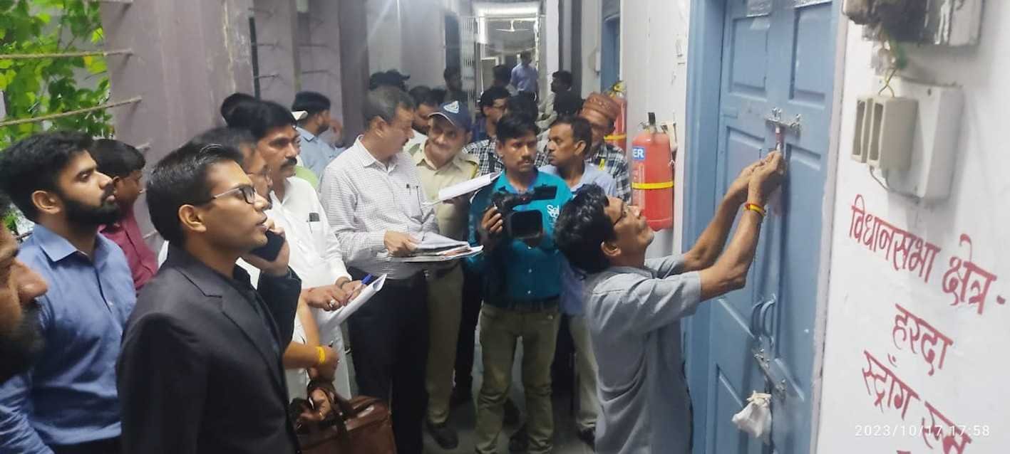 इवीएम और वीवीपीएट मशीन स्ट्रांग रूम पहुंचाई  