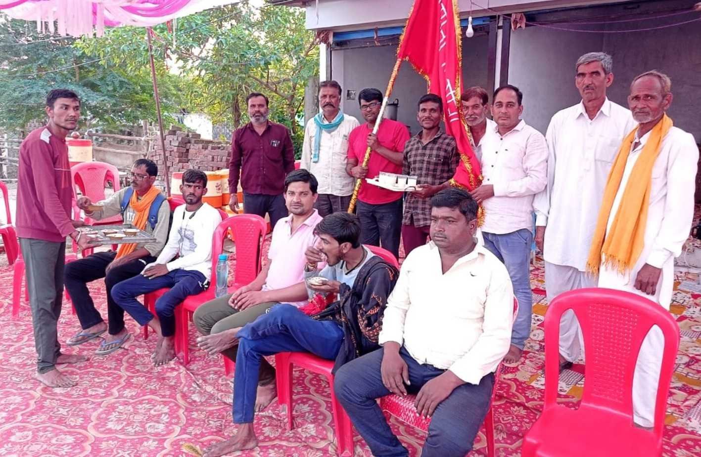 आस्था का सम्मान….  पदयात्रियों की सेवा में जुटे अबगांवखुर्द के रहवासी