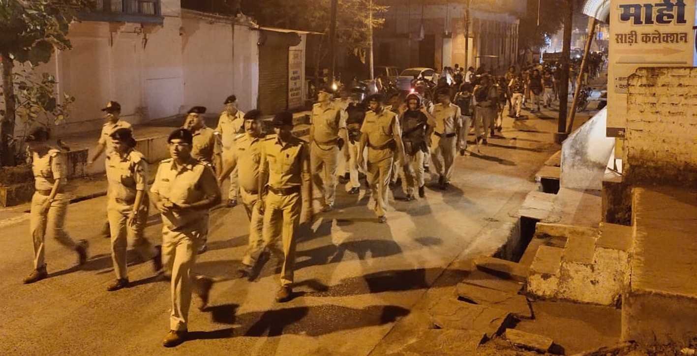 कानून व्यवस्था की दृष्टि से…  पुलिस ने प्रमुख मार्गो से फ्लैग मार्च निकाला