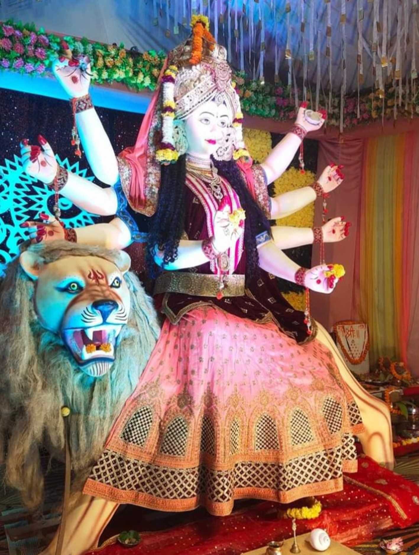 भक्ति में मगन श्रद्धालु …..