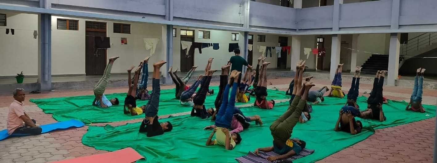 छात्रों ने नियमित योग को अपनाया ….