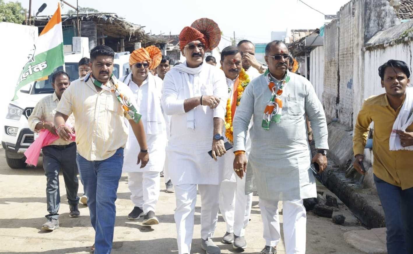 कांग्रेस प्रत्याशी ने गांवों में किया जनसंपर्क