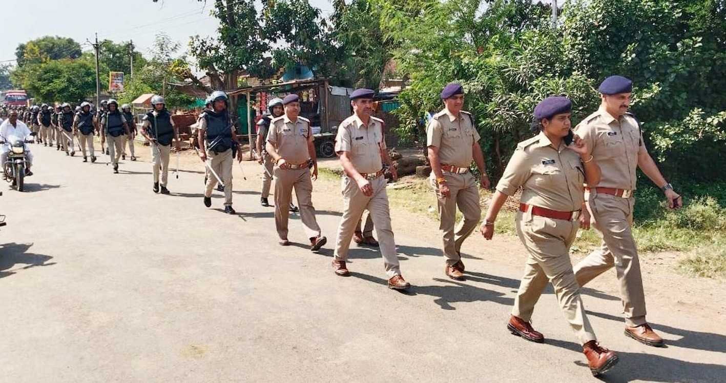 पुलिस बल ने निकाला फ्लैग मार्च  