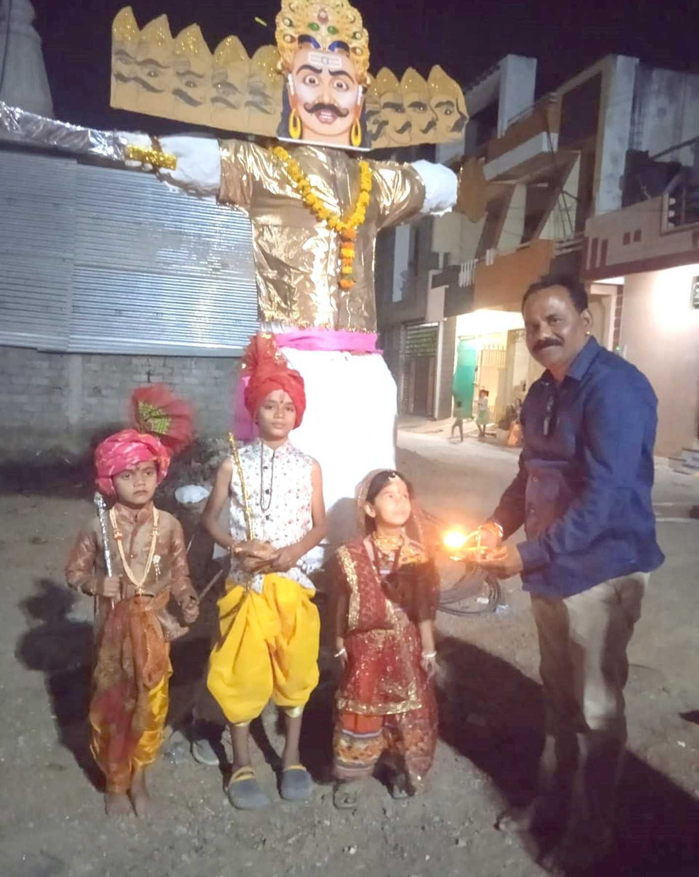 नन्हे-मुन्ने बच्चों ने किया रावण दहन  