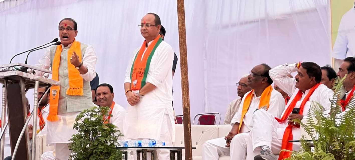 मुख्यमंत्री ने नरसिंहपुर, मुलताई, टिमरनी और नर्मदापुरम में प्रत्याशियों के समर्थन में की चुनावी सभा और रोड शो  