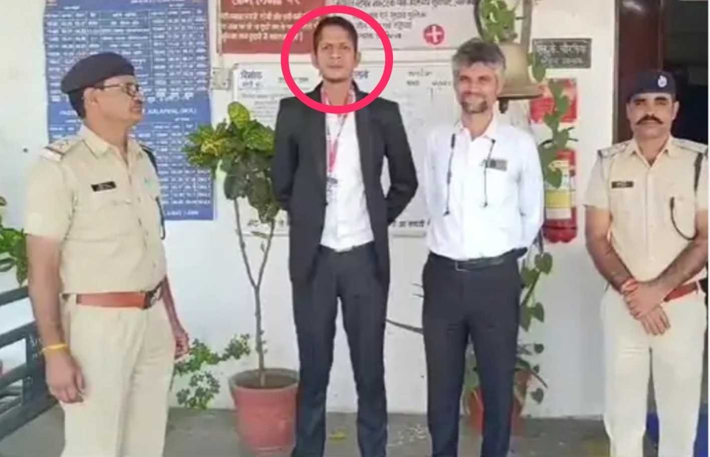 रेलवे स्टेशन पर पकड़ाया फर्जी टिकट चेकर