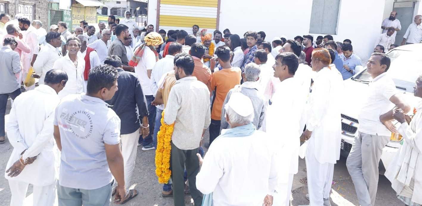 कांग्रेस प्रत्याशी ने गांव-गांव किया जनसंपर्क