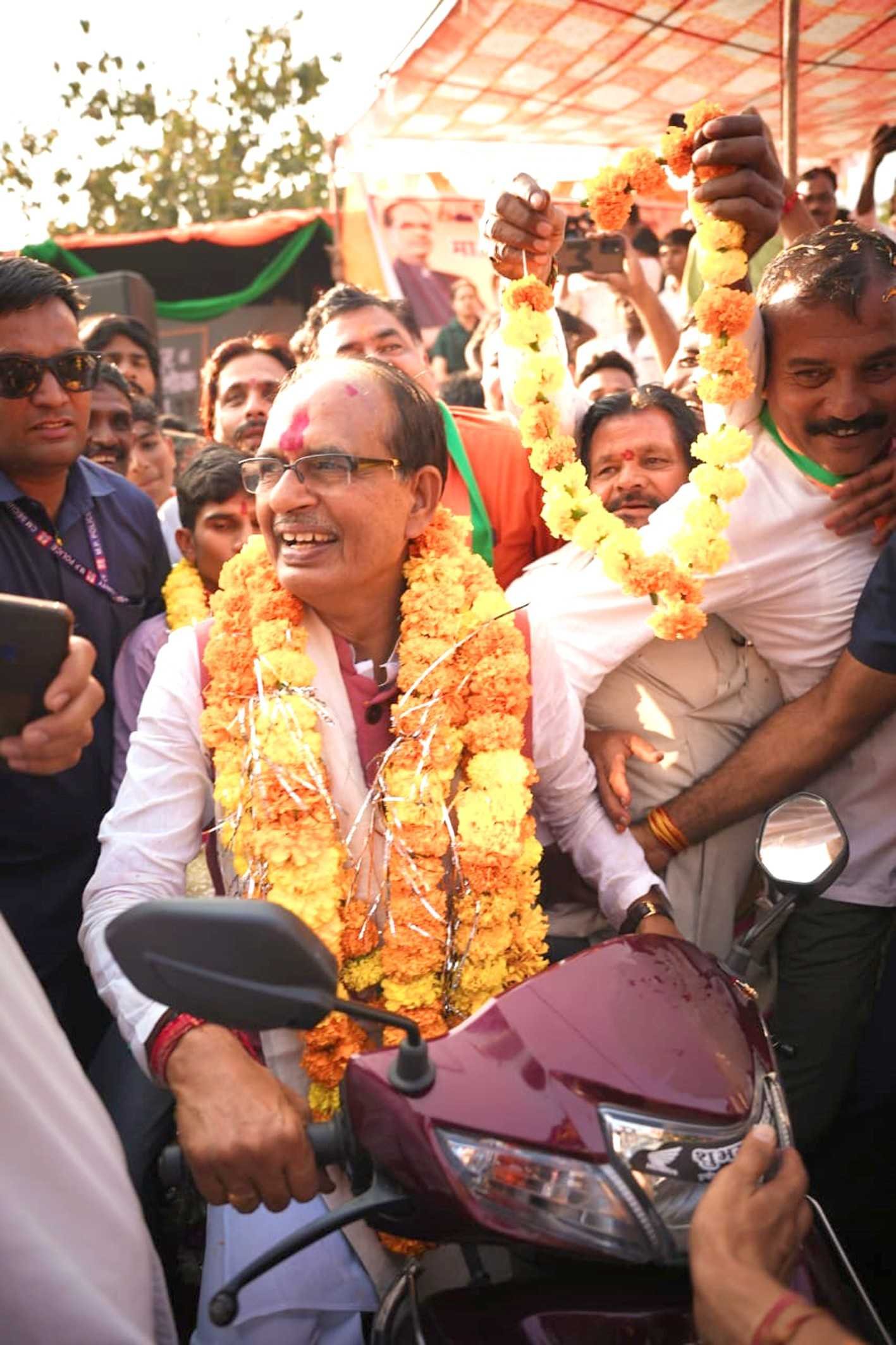 भाजपा के लिए राजनीति सेवा का माध्यम और कांग्रेस के लिए रोजगार का : शिवराज