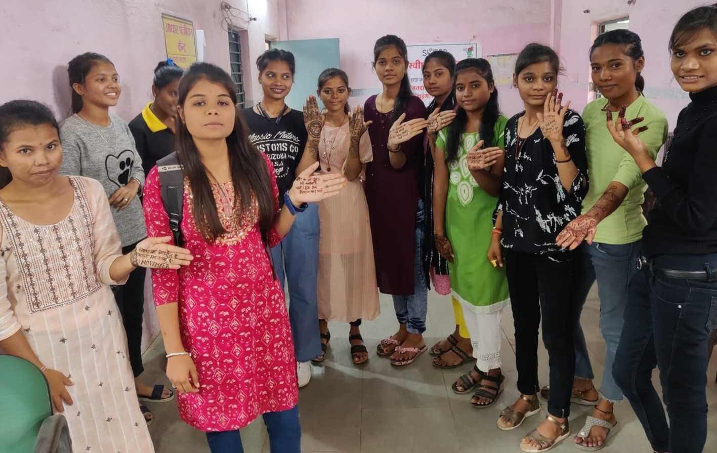 छात्राओं ने मेहंदी के माध्यम से दिया मतदान का संदेश