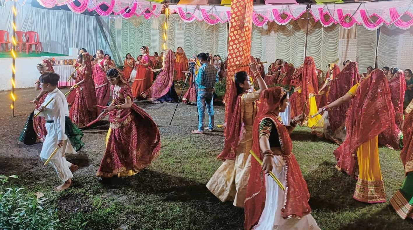 धार्मिक गीतों पर महिलाओं ने किया गरबा