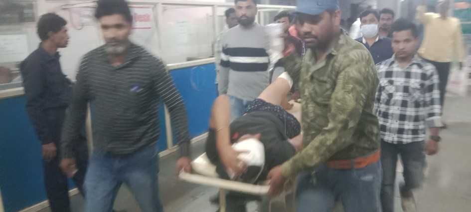 शराब दुकान के सामने फायरिंग, एक घायल